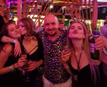 Vacanza d'estate 2022 in Romania divertimento con belle ragazze
