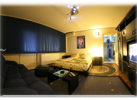 Appartamento 5: soggiorno + terzo letto matrimoniale + divano letto estensibile