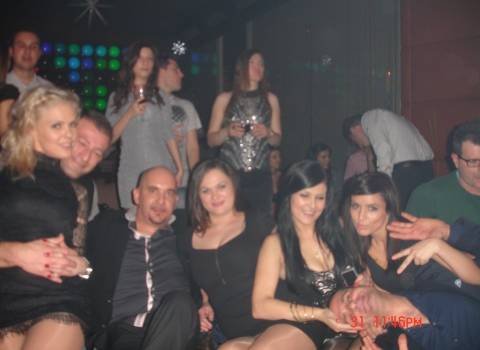 Ragazze rumene con Mario in discoteca