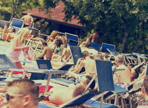 Belle piscine con ragazze in Romania