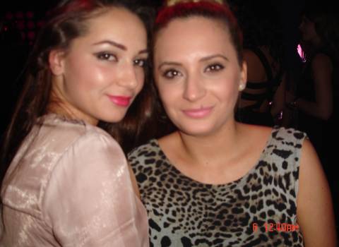 Belle ragazze studentesse in discoteca