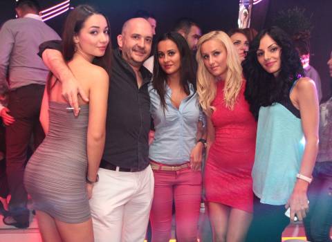 Festa con belle ragazze rumene