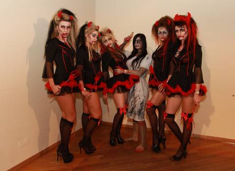 Festa halloween Romania ragazze mascherate