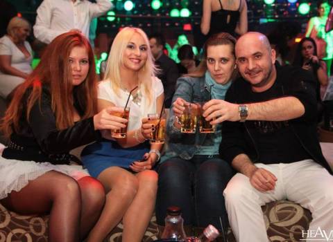 Divertimento con belle ragazze in discoteca in Romania 2014