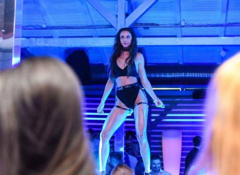 12-05-2018 Foto bella ragazza cubista alta in discoteca Romania