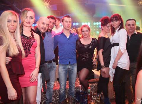 Divertimento con belle ragazze in Romania in vacanza nei locali notturni