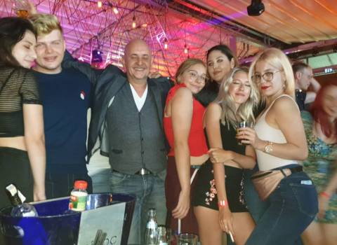 Dove fare in Romania un tavolo con belle donne in discoteca 6-09-2019