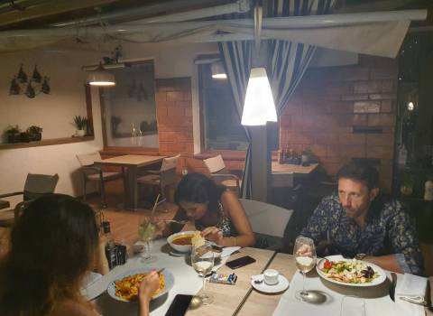 Dove conoscere a una cena in vacanza in Romania belle ragazze?