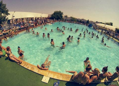 Piscina piena di ragazze in Romania