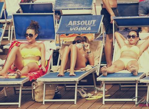 Ragazze per ferragosto, piscine rilassante in Romania 