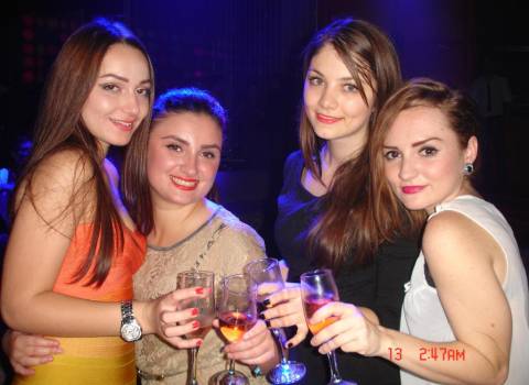Divertimento con belle ragazze in vacanza a Timisoara, in Romania