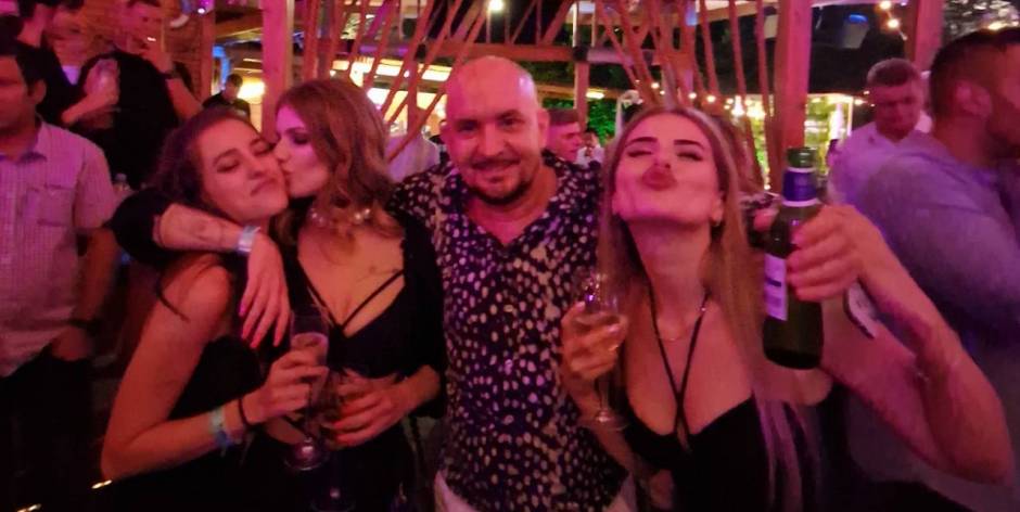 Vacanza d'estate 2022 in Romania divertimento con belle ragazze