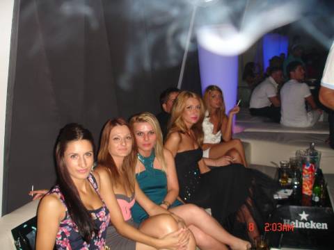 Belle ragazze bionde in discoteca