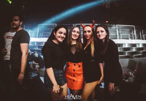 Belle ragazze mascherate da conoscere, Halloween in Romania