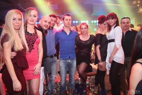 Divertimento in vacanza con belle ragazze in discoteca