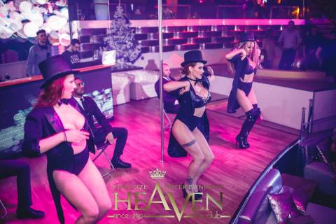 Ballo erotico con belle ragazze in Romania nella discoteca Heaven