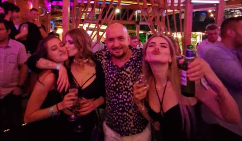 Vacanza d'estate 2022 in Romania divertimento con belle ragazze