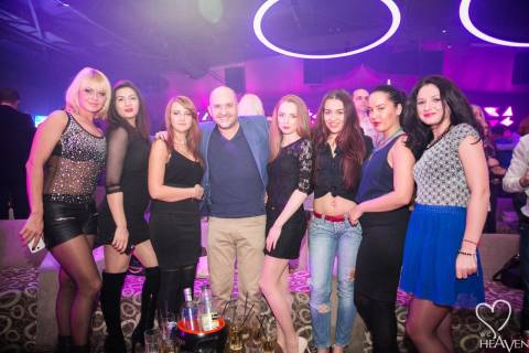 Come si festeggia in vacanza in Romania con belle ragazze in discoteca