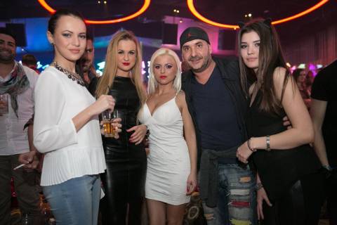 Divertimento con belle ragazze fotomodelle in discoteca in Romania
