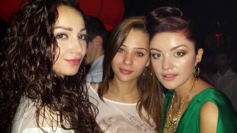 Festa con belle ragazze universitarie in Romania