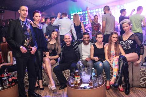 Vacanza divertente in Romania, festa con belle ragazze
